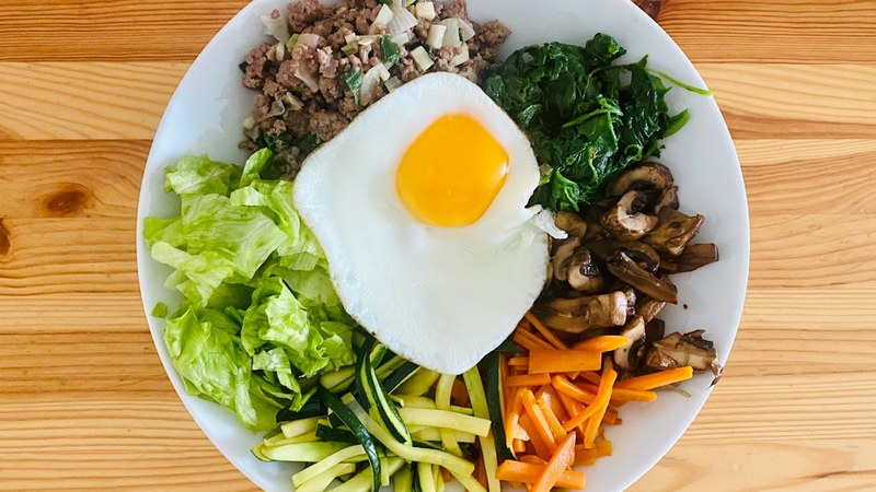 Bibimbap coréen bœuf légumes et œuf au plat