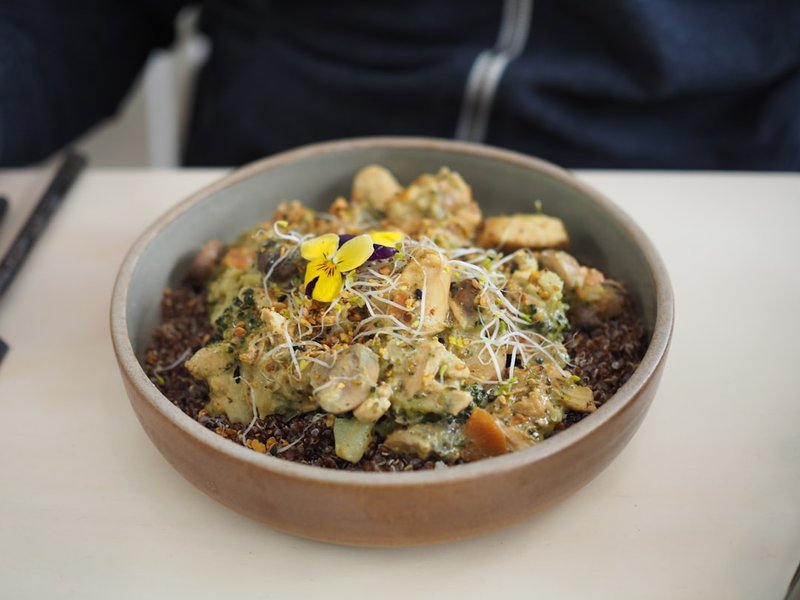 Bowl quinoa poulet grillé brocoli sauce tahini