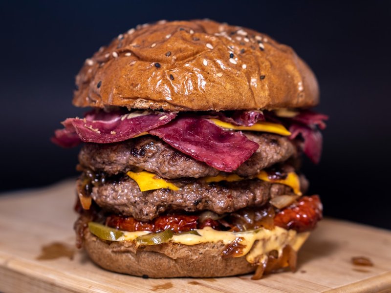 Burger bœuf double cheddar bacon frites au four