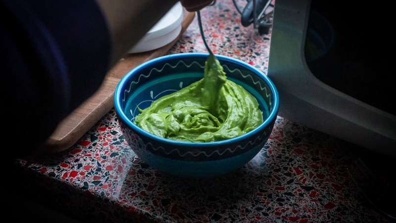 Green bowl épinards avocat graines et houmous