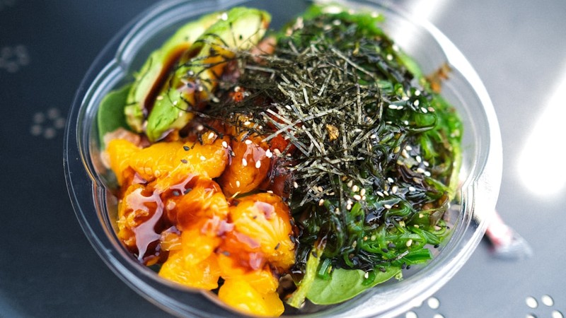 Poke bowl saumon avocat mangue