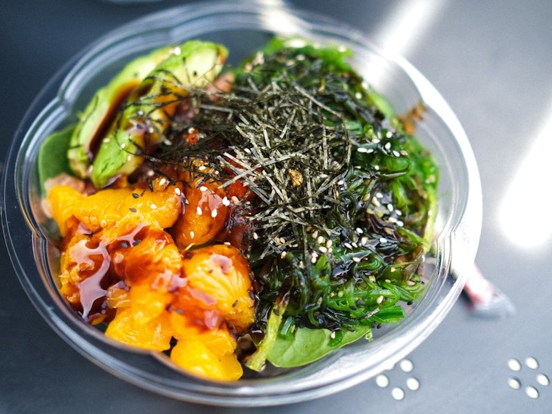 Poke bowl saumon riz avocat œuf mariné mayo épicée