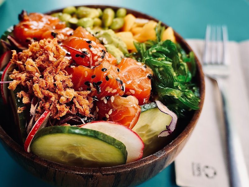 Poke bowl thon cru avocat edamame riz vinaigré