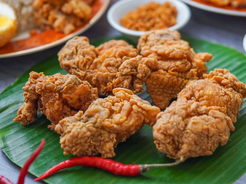 Poulet pané croustillant riz frit sauce aigre-douce