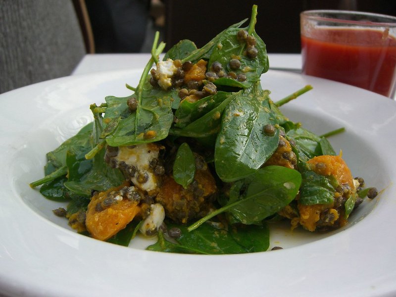 Salade de lentilles beluga chorizo poivrons rôtis
