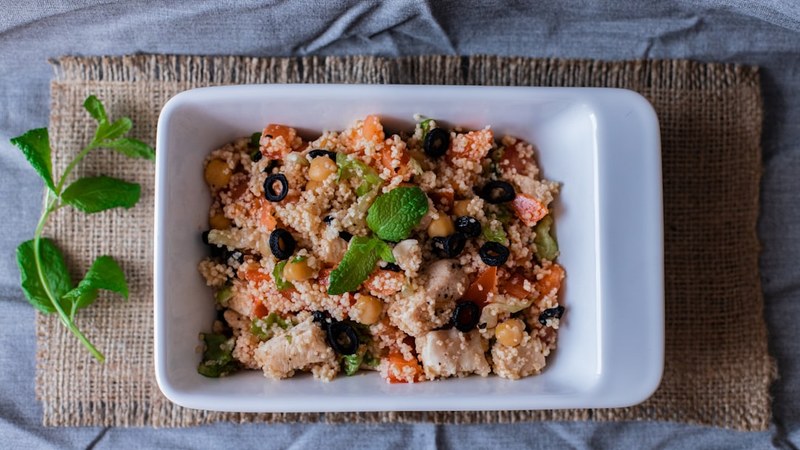 Salade tiède quinoa pois chiches et feta