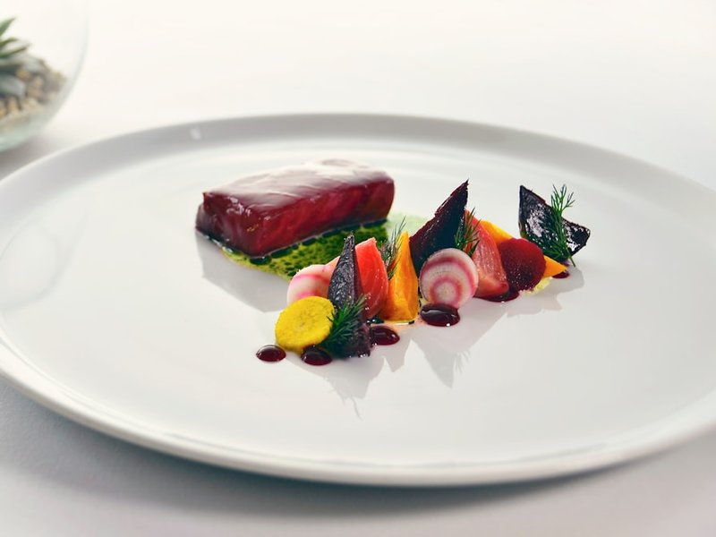 Salade truite fumée betterave roquette noix