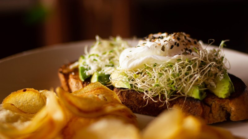 Tartines seigle avocat œuf poché et graines