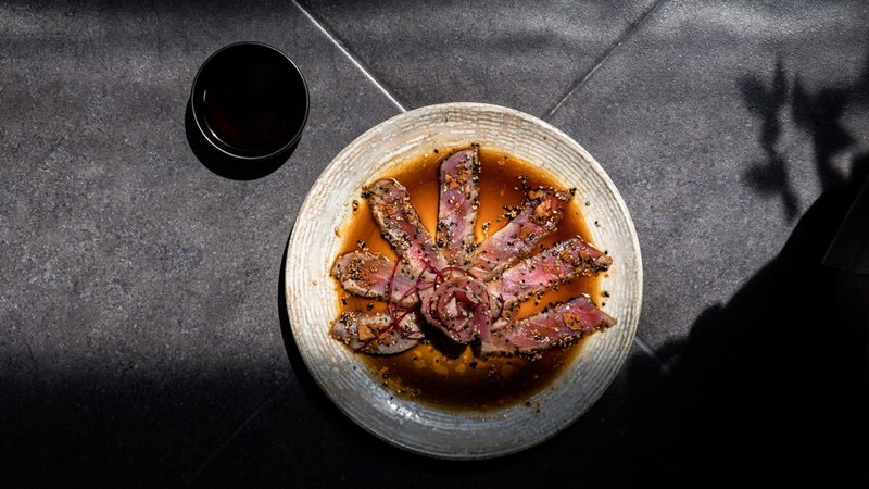Tataki de bœuf sauce ponzu daïkon et sésame
