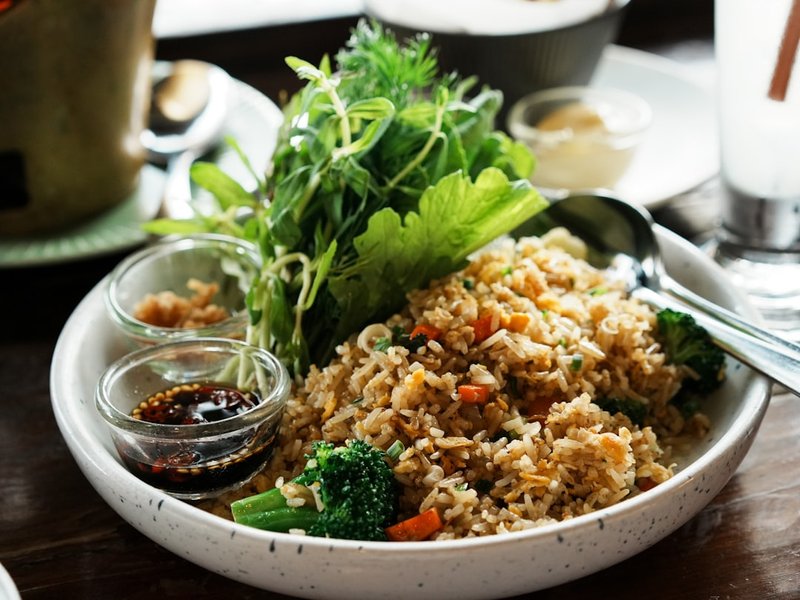 Tofu mariné riz sauté cacahuètes œuf sauce soja